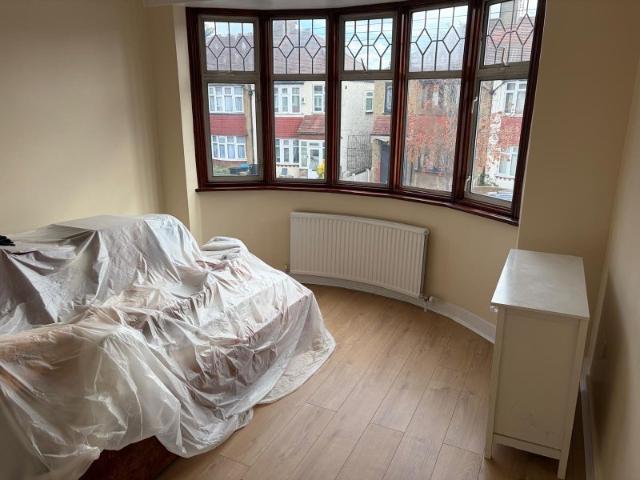 Spacious Furnished 3 Bed House with Private Garden