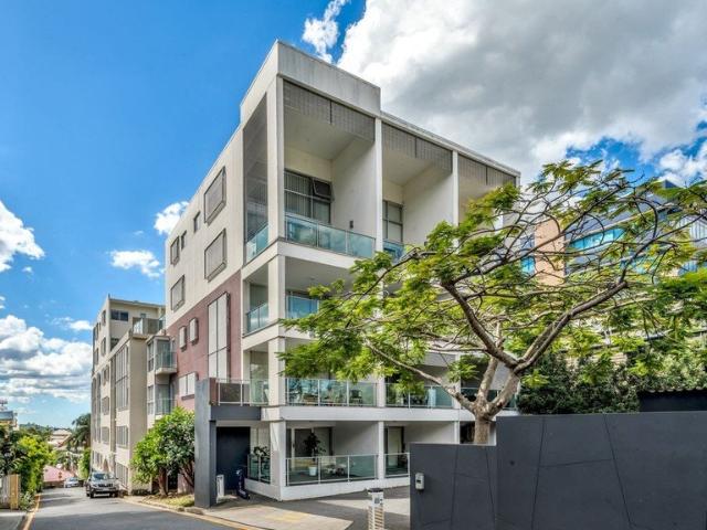 Spacious Furnished 3 Bedroom Apartment in Spring Hill