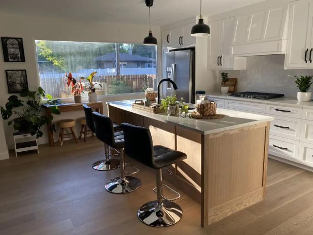 Spacious Furnished 4 bed 3 bath Bungalow with double garage in Highwood