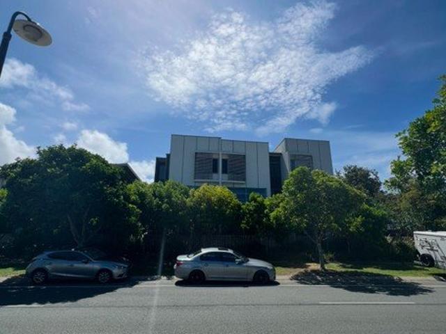 Spacious Furnished Coastal Retreat Just One Block from Mount Coolum Beach