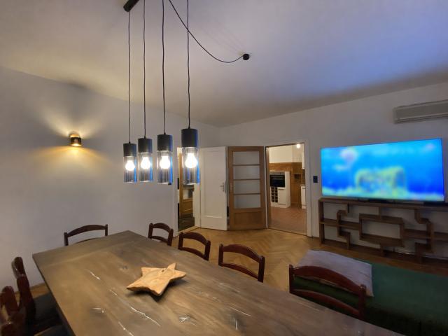 Spacious furnished apartment with 5 bedrooms, garden & parking