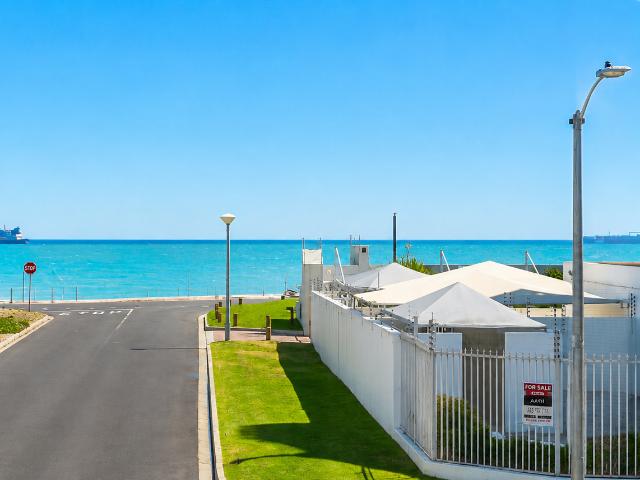 Spacious Furnished family home 50m from Beach