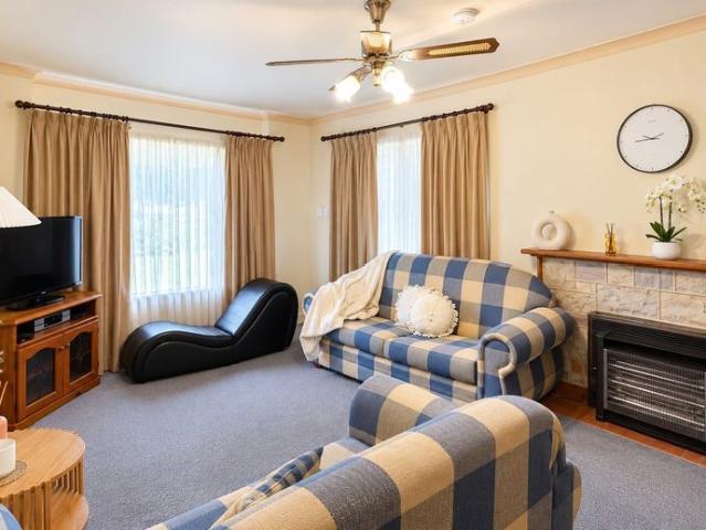 Spacious Furnished Family Home in the Heart of Victor Harbor