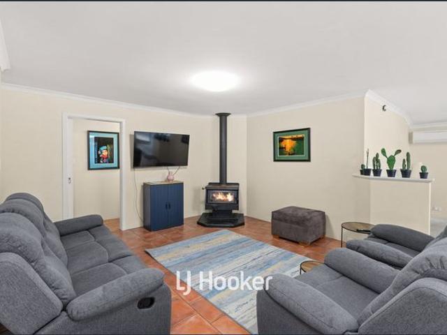 Spacious Furnished Family Home Multiple Living Areas, Powered Workshop & Outstanding Outdoor Entertaining