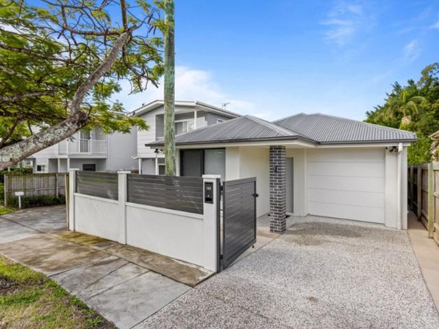 Spacious Furnished Family Home with Air Conditioning & Outdoor Entertaining
