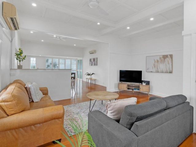 SPACIOUS FURNISHED HOUSE IN SOUGHT AFTER CAIRNS CITY!