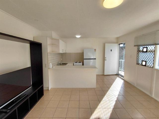 Spacious Furnished One Bedroom Unit, 2 mins walk to beach and Charis Seafoods, Include Water
