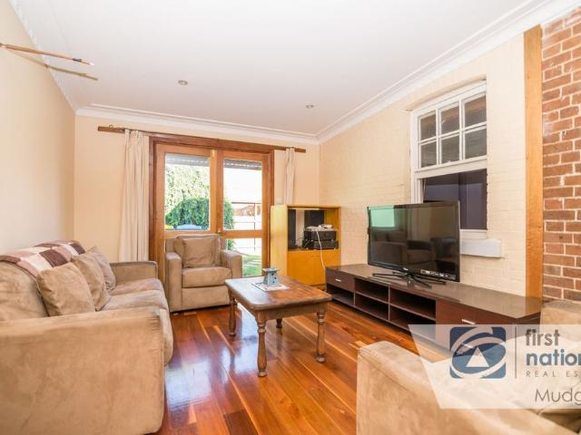 SPACIOUS FURNISHED & SERVICED PROPERTY CLOSE TO MUDGEE CBD
