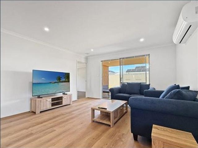 Spacious Room with Private Bathroom in Peaceful Lakelands Home