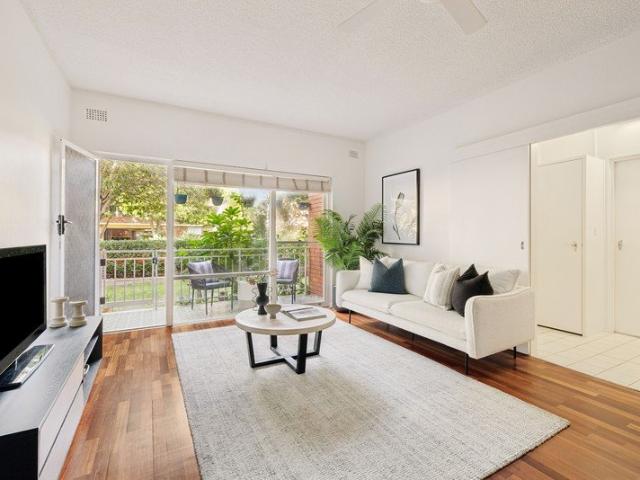 Spacious Garden Apartment Embracing Relaxed Bayside Living in Dolls Point