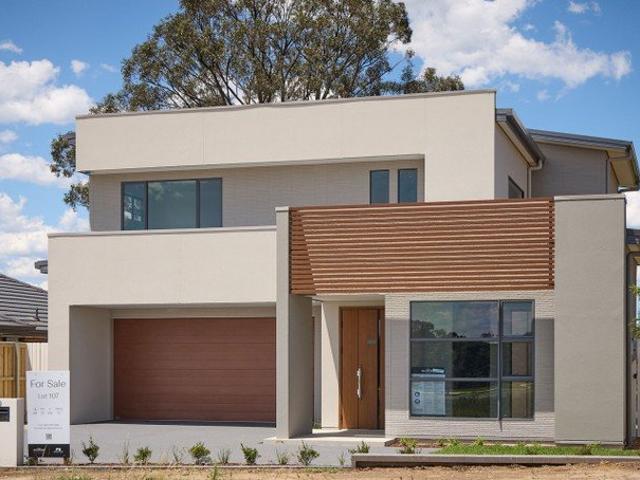 Spacious golf course fronting home, ready to move in