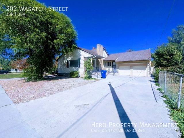 Huge home with 2 kitchens and 2 laundry rooms, PERFECT HOME TO SHARE!