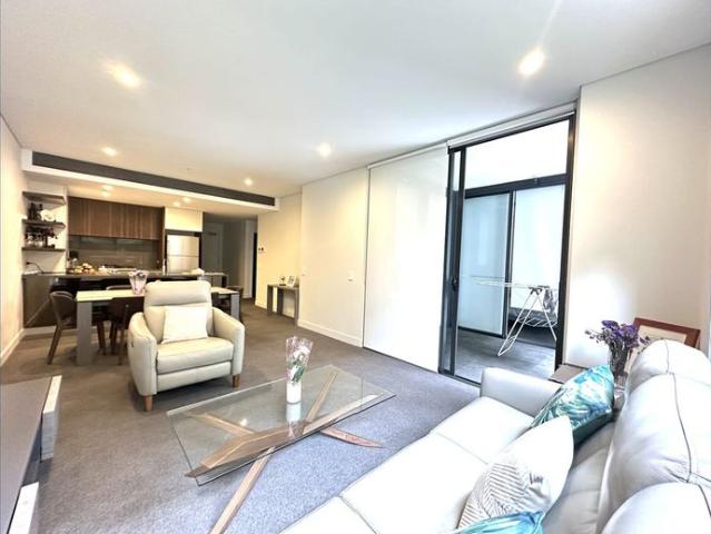 Spacious Ground Floor 2 Bed 2 Bath Luxury Furnished with Private Entrance