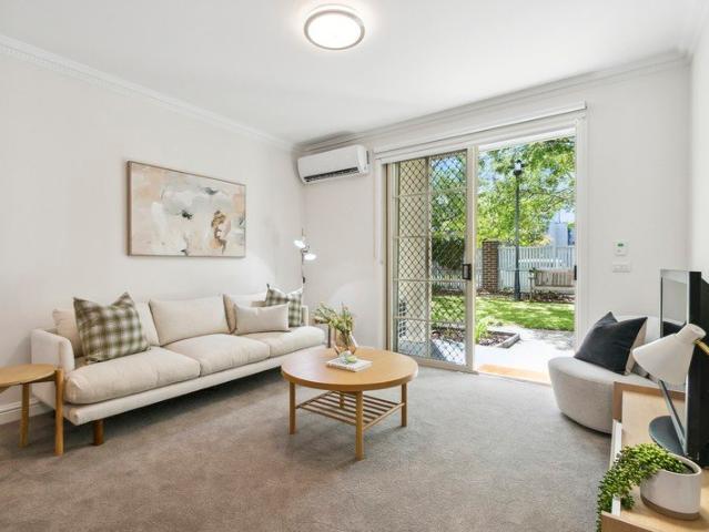 Spacious ground floor apartment opening onto beautiful garden setting