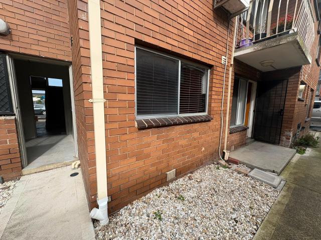Spacious ground floor apartment, centrally located close to schools, shopping amenities and Sunshine Plaza