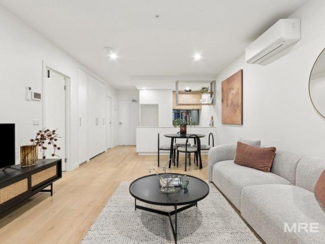 Spacious Ground Floor Apartment in the Sought After York Complex