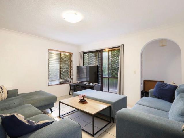 Just Footsteps from the Beach Spacious Unfurnished Ground Floor Apartment!