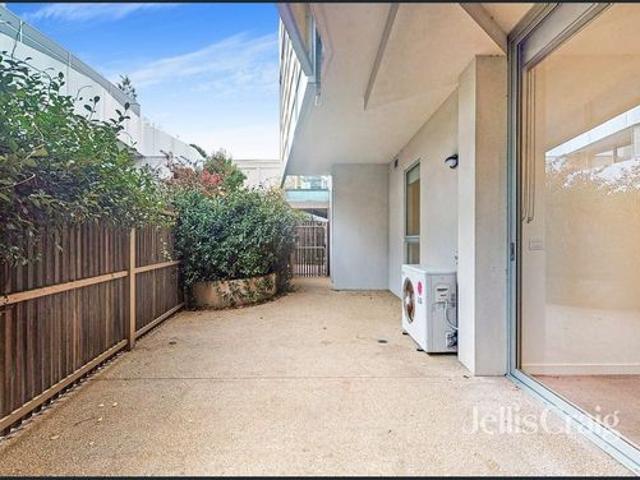 Spacious Ground Floor Apartment with Courtyard