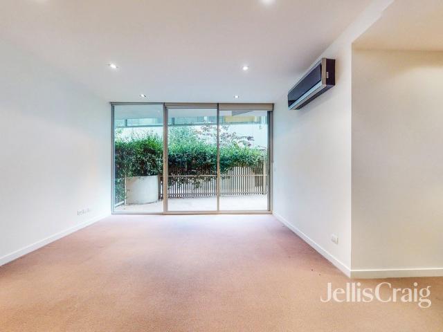 Spacious Ground Floor Apartment with Courtyard