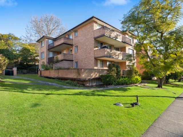 Spacious Ground Floor Apartment with Expansive North Facing Terrace