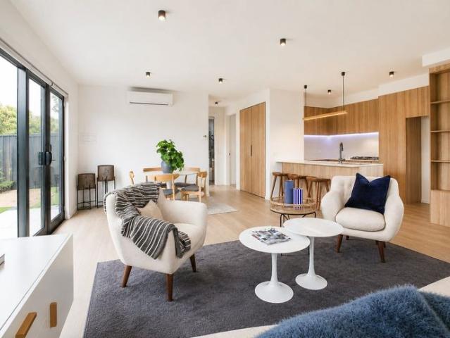 Spacious Ground Floor Apartment with Expansive Courtyard