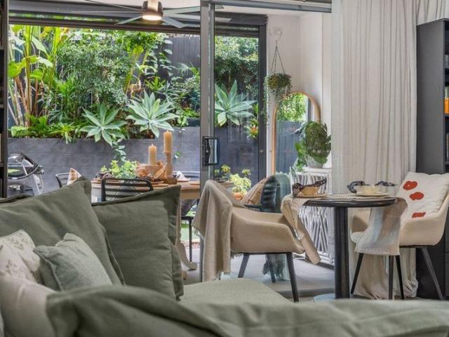 Spacious Ground Floor Apartment with Expansive Private Courtyard