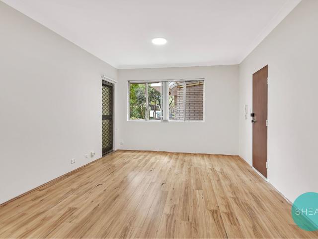 SPACIOUS GROUND FLOOR APARTMENT WITH FRESH MODERN UPDATES