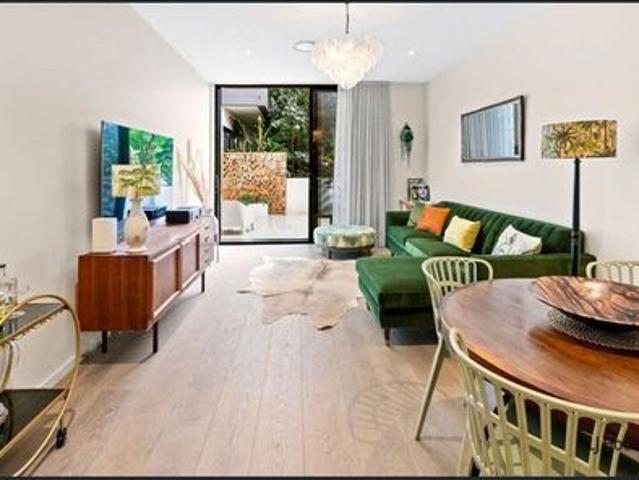 Spacious Ground Floor Apartment with Huge Courtyard and Pool Steps to Beach!