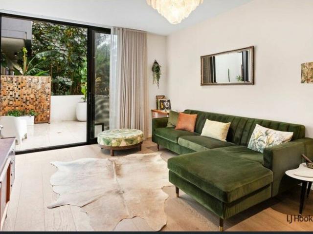 Spacious Ground Floor Apartment with Huge Courtyard and Pool Steps to Beach!