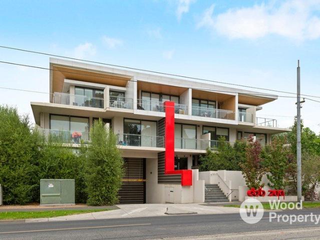 Spacious Ground Floor Apartment with Massive Private Courtyard
