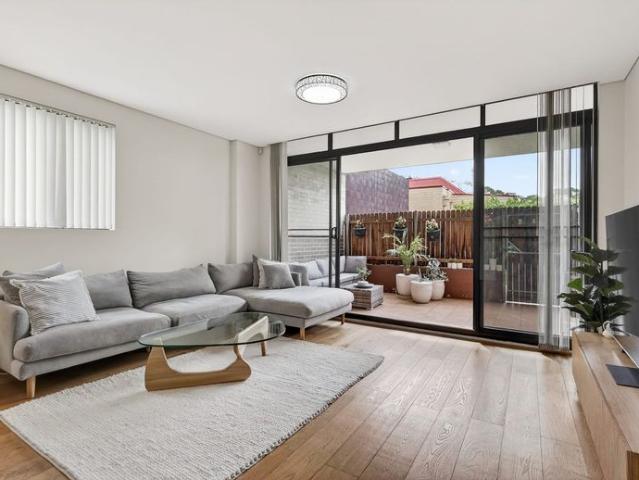 Spacious Ground Floor Apartment with Several Private Courtyards