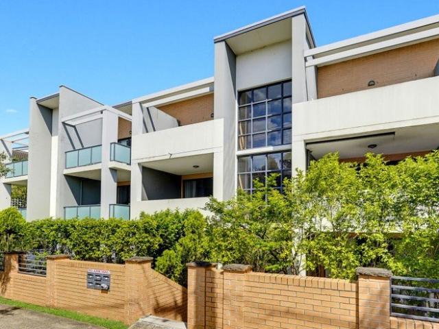 Spacious Ground Floor Apartment with Private Courtyard