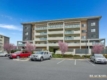 Spacious Ground Floor Apartment with Private Courtyard in Prime.