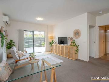 Spacious Ground Floor Apartment with Private Courtyard in Prime.