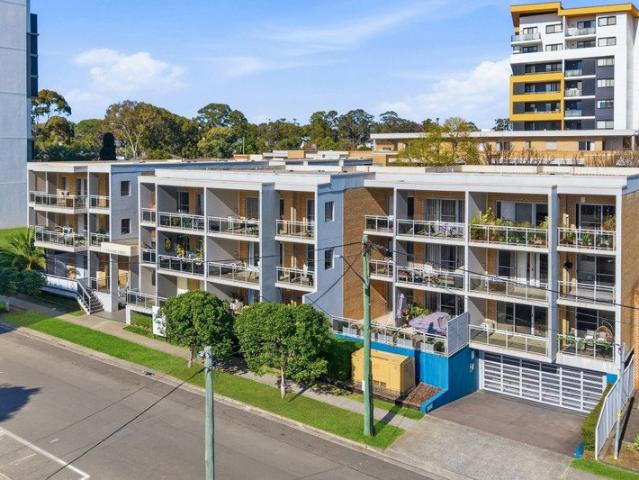 Spacious Ground Floor Apartment with Private Courtyards