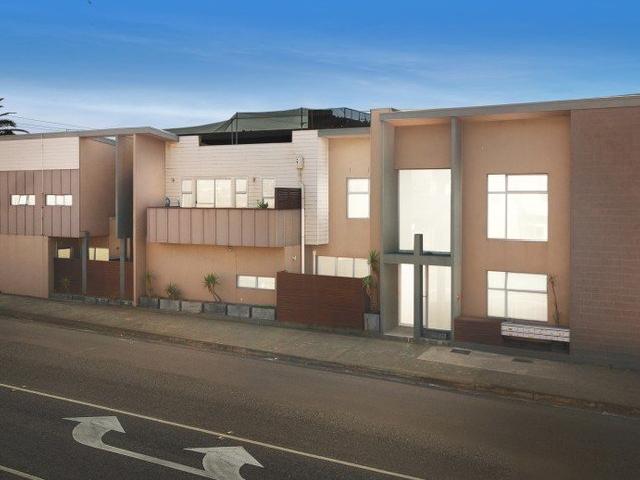 Spacious Ground Floor Bayside Living with a Private Courtyard