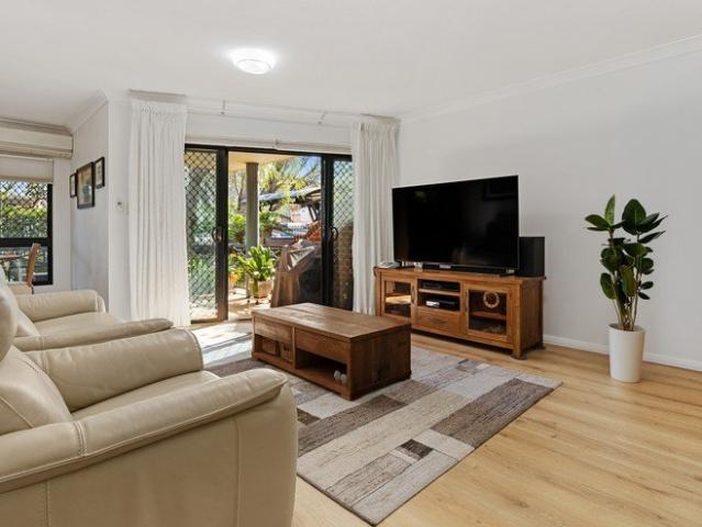 SPACIOUS GROUND FLOOR LIVING IN A LEAFY SETTING