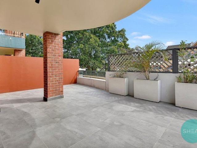SPACIOUS GROUND FLOOR RETREAT WITH EXPANSIVE PRIVATE GARDEN
