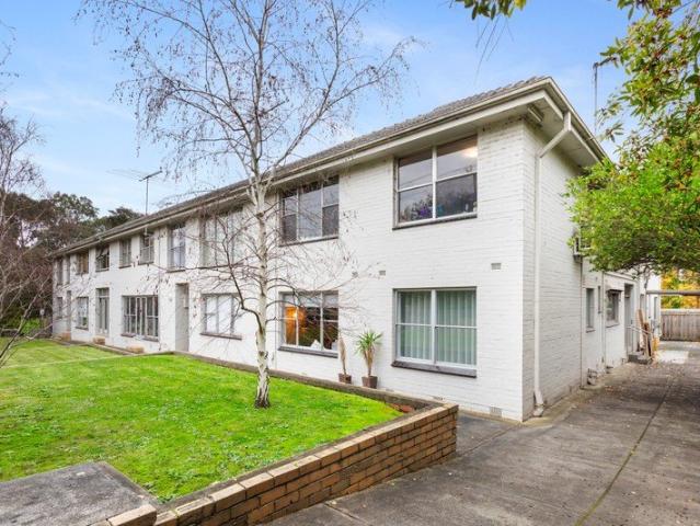 Spacious Ground Floor Residence Opposite Through Road Reserve