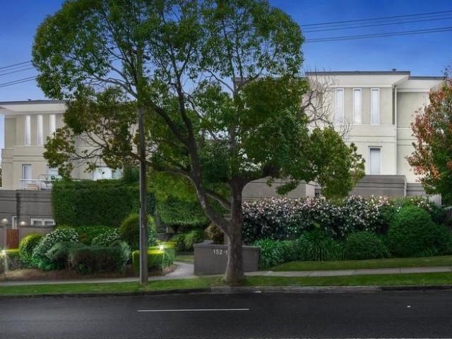 Spacious Ground Floor Two Bedroom Apartment in Prime Kew Location