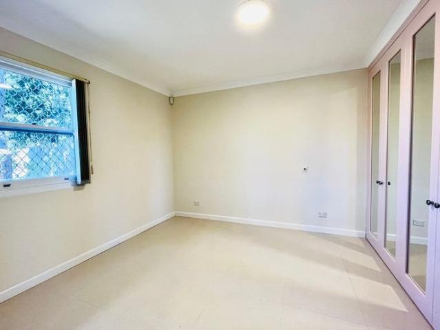 Spacious Granny Flat Minute Walk to Rail