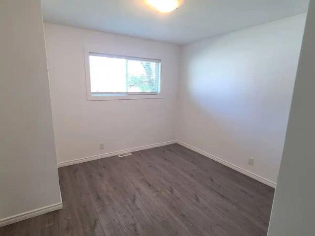 Spacious Half Duplex with 3 Bedrooms and Full Basement — 3 Bedrooms Duplex