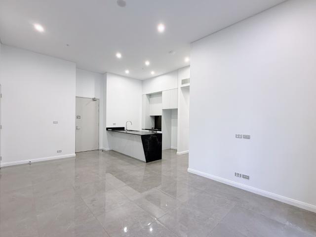 SPACIOUS HIGH CEILING TWO BEDROOM & Convenient location with Woolworths and local restauarnt & Gym and Pool