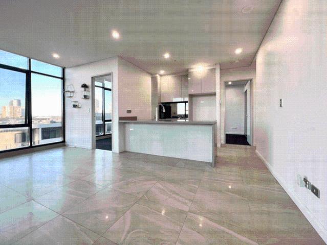 Spacious High Floor Apartment with Separate Study and Stunning District Views