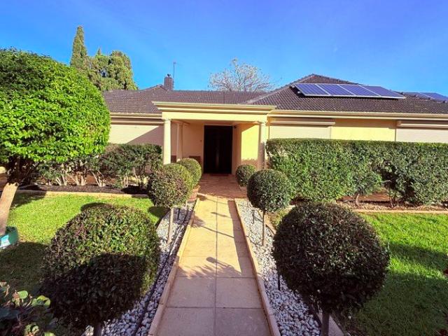 Spacious High Quality Family Home In Linden Park