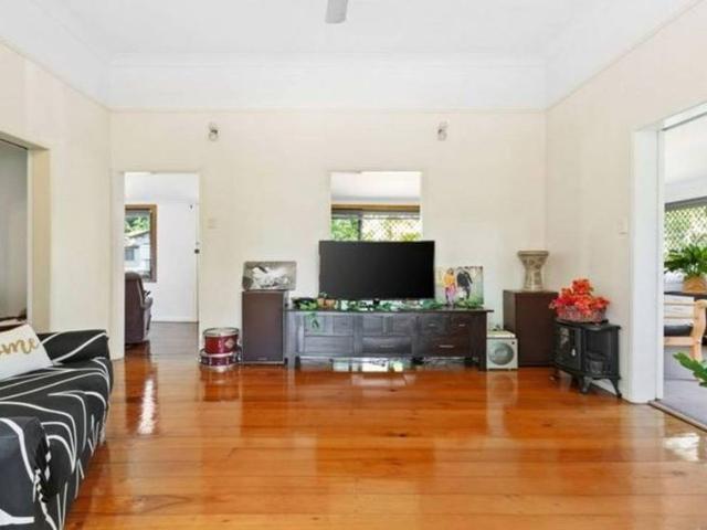 Spacious High Set Living in Prime Park Avenue Location
