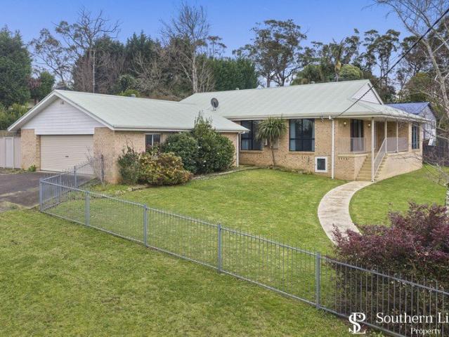 Spacious Hill Top Family Living with Lifestyle Features