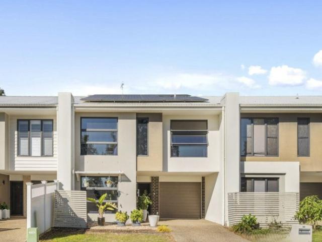 Spacious Home Overlooking Parkland