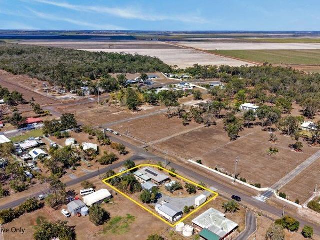 Spacious Home on a Flood Free 2,000m2 Block Just Minutes from Town