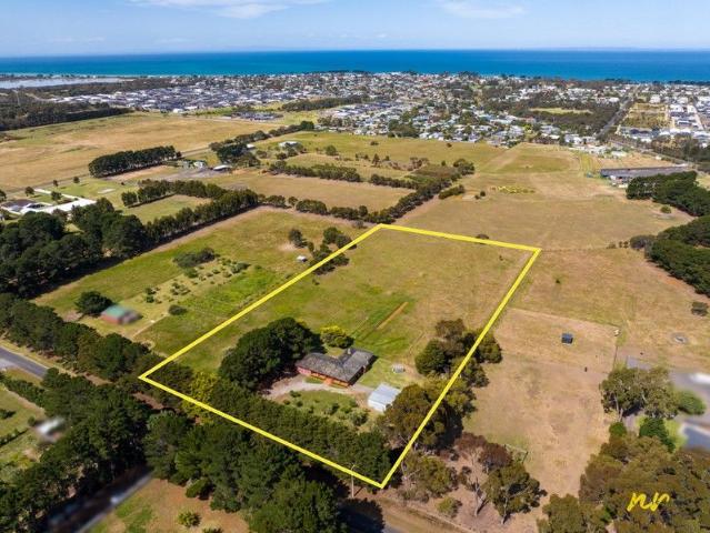 Spacious Home on 5 acres approx. Lifestyle/Land banking Opportunity!